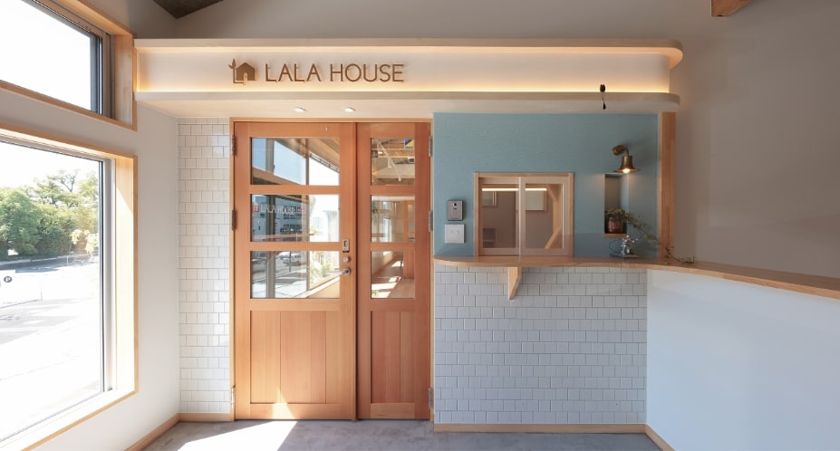 ララハウス 入口